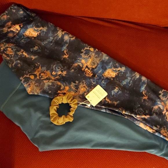 Lululemon Bundle! 2crop leggings sz8, 1reversible NWT Purple Uplifting Scrunchie - Picture 4 of 11